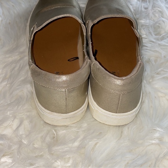 reaction kenneth cole women’s gold slip ons - Picture 4 of 6